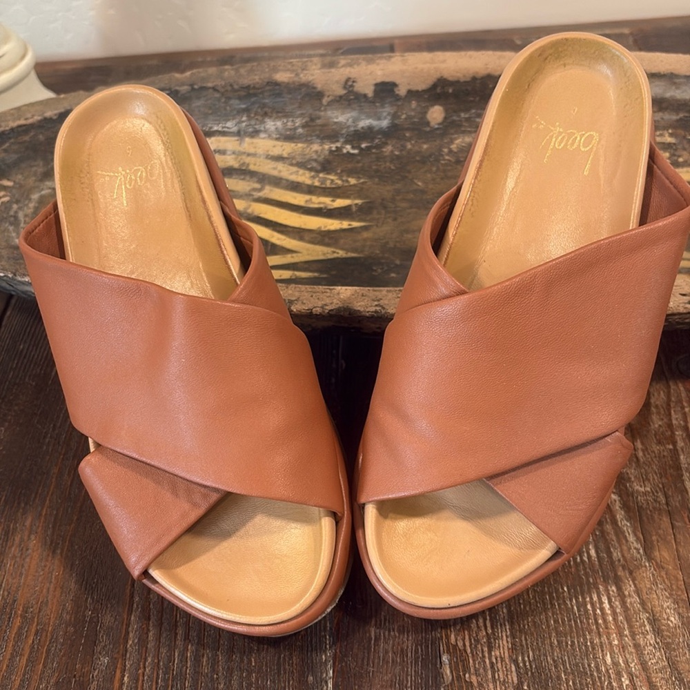 Women's beek Brown Slide Sandals size 6